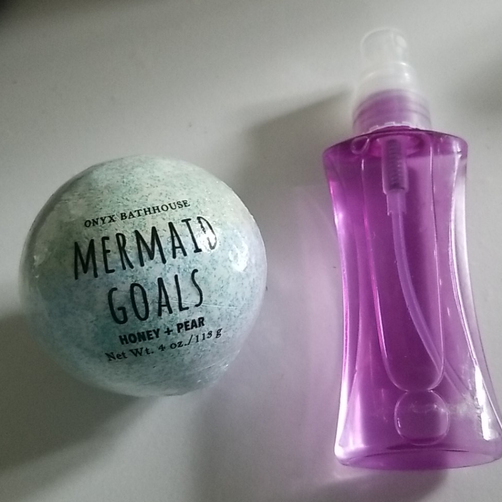 Bath bomb and facial mist set